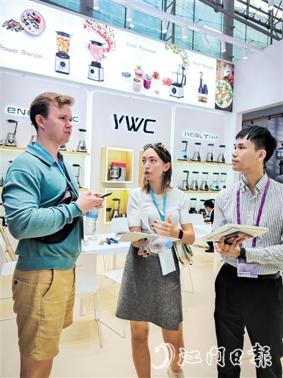 國外客商在裕威倡電器展位咨詢產(chǎn)品。