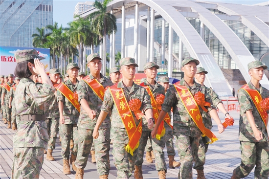 我市舉行隆重的新兵歡送儀式。朱磊磊