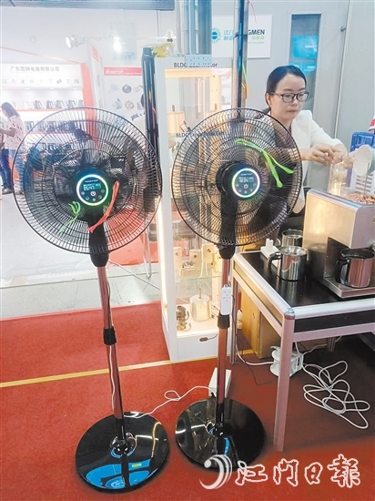 路思拓的“七彩LED燈光+香薰盒+自帶電池”16寸無軸電機風(fēng)扇。