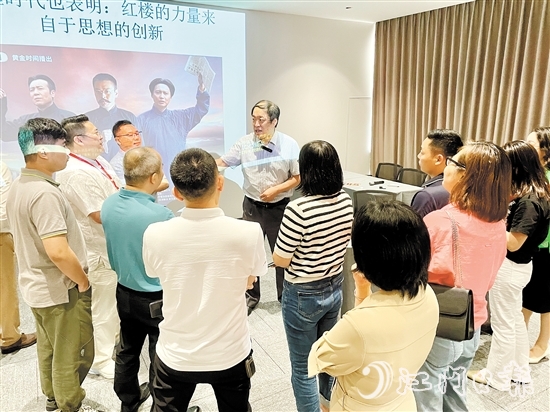 課間休息時(shí)間，學(xué)員們也抓緊時(shí)間向老師提問(wèn)。