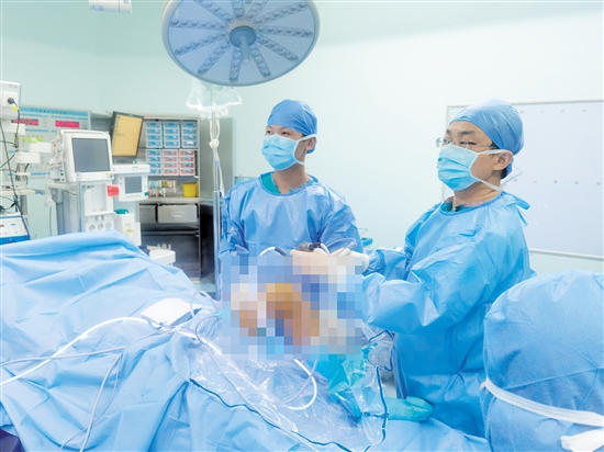 ?江門(mén)市五邑中醫(yī)院運(yùn)動(dòng)醫(yī)學(xué)科以“中醫(yī)+微創(chuàng)”為治療特色，應(yīng)用關(guān)節(jié)鏡微創(chuàng)治療運(yùn)動(dòng)損傷。