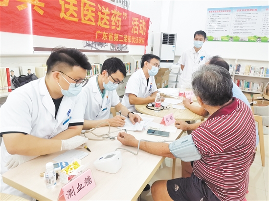 醫(yī)護(hù)人員耐心為優(yōu)撫對(duì)象檢查身體。