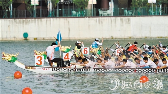 比賽中，禮樂禮聯(lián)龍舟隊劈波斬浪，勇往直前，展現(xiàn)出了團(tuán)結(jié)拼搏、和諧進(jìn)取的龍舟精神。受訪者供圖