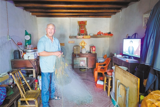 茫洲村實(shí)現(xiàn)24小時(shí)穩(wěn)定供電后，村民白天在家也能看電視了。