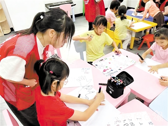 愛心助教鼓勵小朋友寫下對周末課堂的期許。