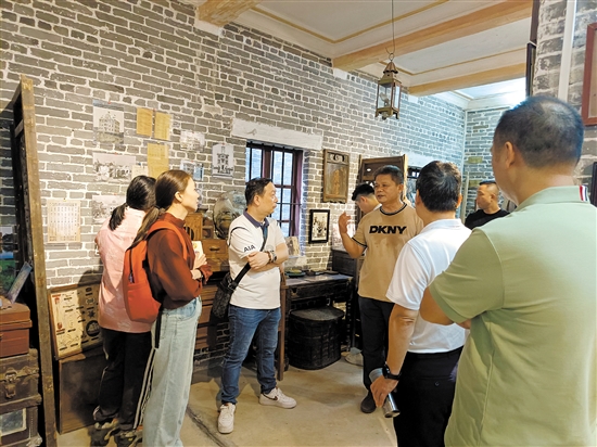 倉(cāng)東遺產(chǎn)教育基地成為人們了解僑鄉(xiāng)歷史文化的一個(gè)平臺(tái)，經(jīng)常有人來(lái)這里參觀學(xué)習(xí)。