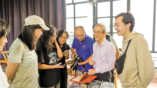 黃植良（穿白衣服者）在“倉(cāng)東Talk”活動(dòng)期間，和現(xiàn)場(chǎng)參與者互動(dòng)。