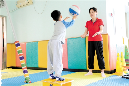 患兒在專(zhuān)業(yè)人士指導(dǎo)下進(jìn)行感統(tǒng)訓(xùn)練。