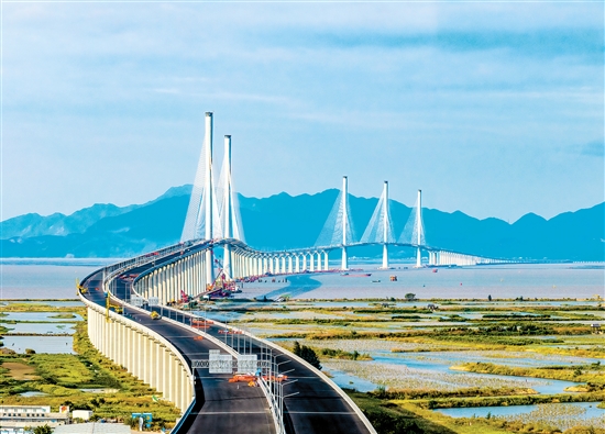 全線完成瀝青鋪裝的黃茅海跨海通道路面實(shí)現(xiàn)“白轉(zhuǎn)黑”。