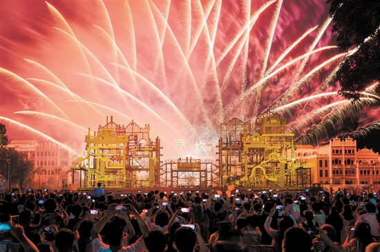 赤坎華僑古鎮(zhèn)推出“火秀”表演，吸引眾多游客。