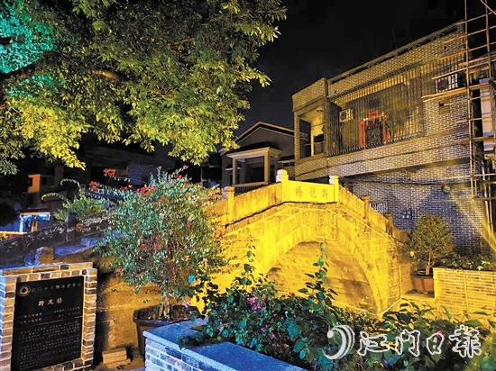 跨龍村歷史文化底蘊深厚。圖為有著300余年歷史的跨龍橋“一河兩岸”景色。