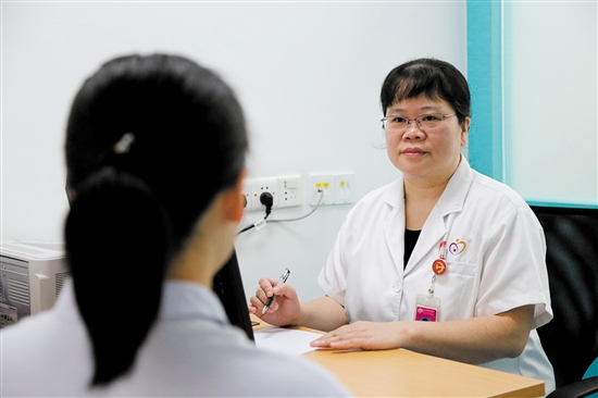 梁寶珠為不孕不育患者看診。