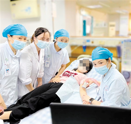 醫(yī)護人員在B超引導(dǎo)下制作內(nèi)瘺圖。