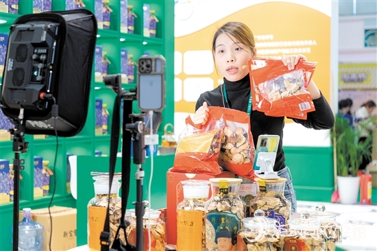 新寶堂的電商主播在直播帶貨。