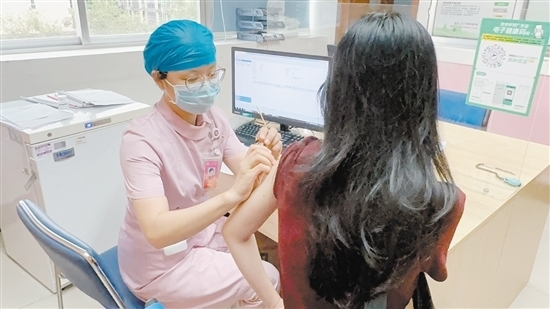 護(hù)士在給市民打HPV疫苗。