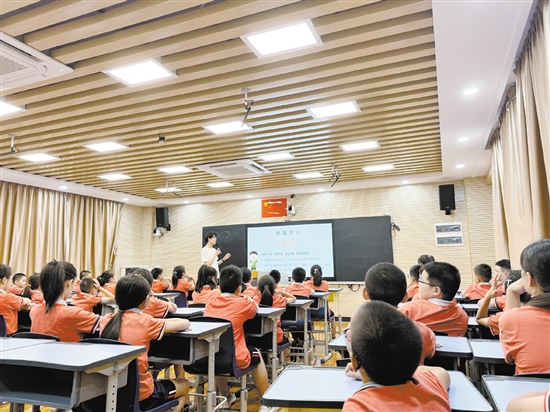 中醫(yī)藥專家走進(jìn)學(xué)校進(jìn)行中醫(yī)藥文化科普。