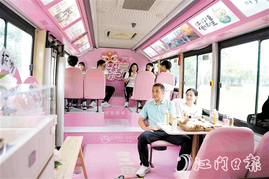 運動員和教練員乘坐“三點三下午茶”公交江海專線，感受江海魅力。