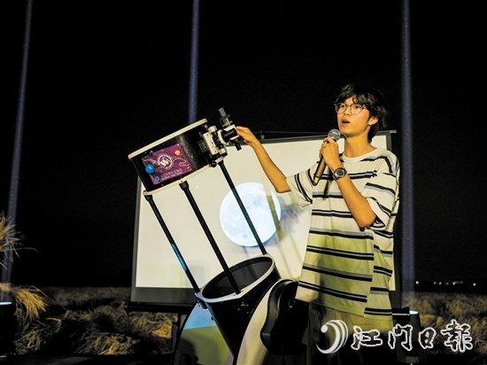 五邑大學(xué)學(xué)生帶來天文望遠(yuǎn)鏡，和當(dāng)?shù)卮迕褚黄鹩^星望月。