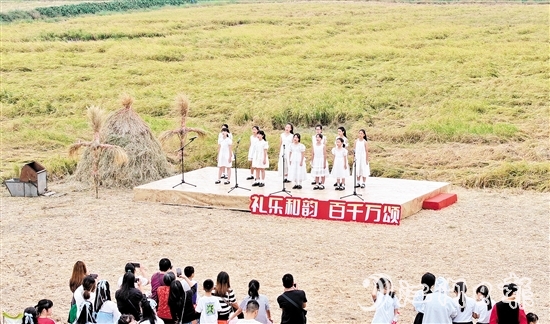 本土表演隊(duì)自主編排節(jié)目，以實(shí)際行動(dòng)為鄉(xiāng)村文旅賦能。