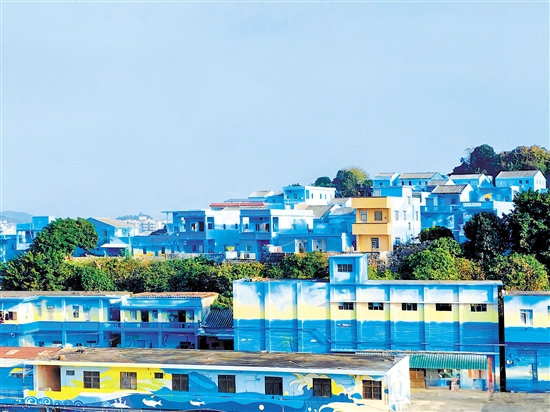 經(jīng)過改造后，鯤鵬村的舊房屋披上具有海洋元素的“外衣”（上圖），村容村貌明顯改善。