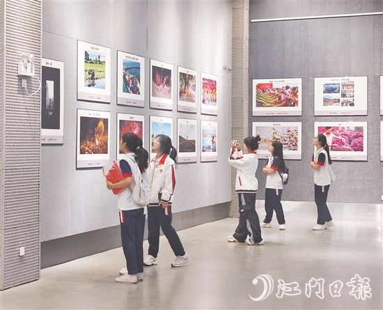 五邑大學(xué)經(jīng)濟(jì)管理學(xué)院學(xué)生們?cè)谟^展。
