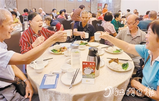 長者樂享舌尖上的幸福滋味。