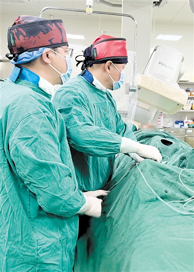 介入醫(yī)生穿著20公斤重的鉛衣為患者進行手術。