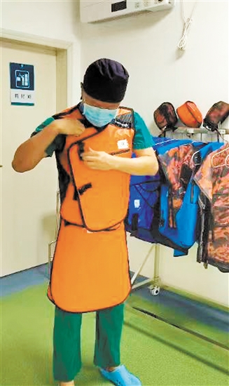 為了保護自己，每次進行介入手術前，醫(yī)生必須“全副武裝”。