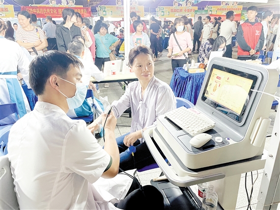 活動現(xiàn)場，市民在進行中醫(yī)人體經(jīng)絡檢測。