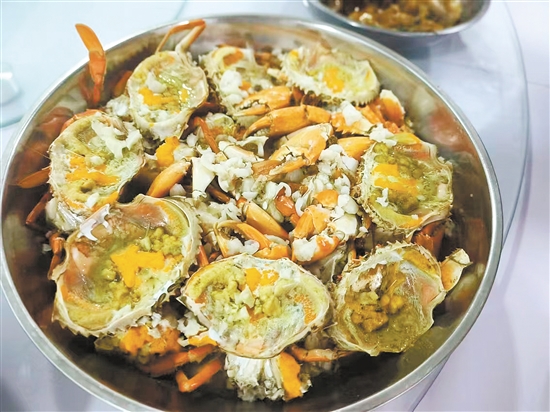 螃蟹中的嘌呤含量較高，所以要管好自己的嘴。