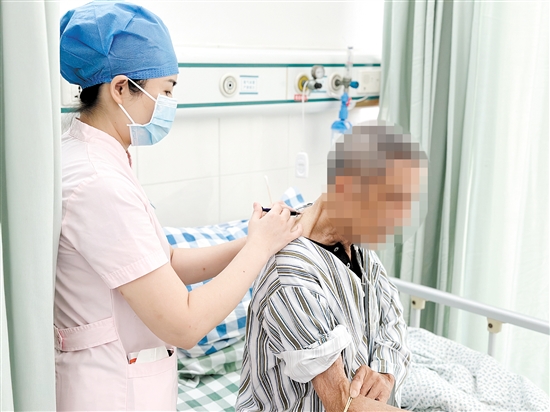 江門市五邑中醫(yī)院肺病科采用中西醫(yī)結(jié)合治療慢阻肺，圖為自體血穴位注射。