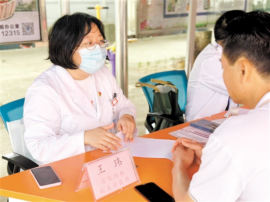 醫(yī)生為消化道患者看診。