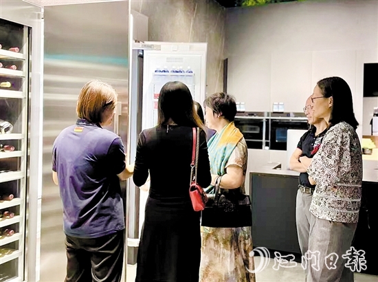 在“以舊換新”補貼的刺激帶動下，市民消費熱情高漲。