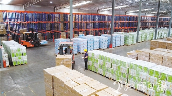 在維生聯(lián)塑的倉(cāng)儲(chǔ)車間，運(yùn)貨叉車往來穿梭，工作人員忙著盤點(diǎn)準(zhǔn)備運(yùn)往全國(guó)各地的產(chǎn)品。