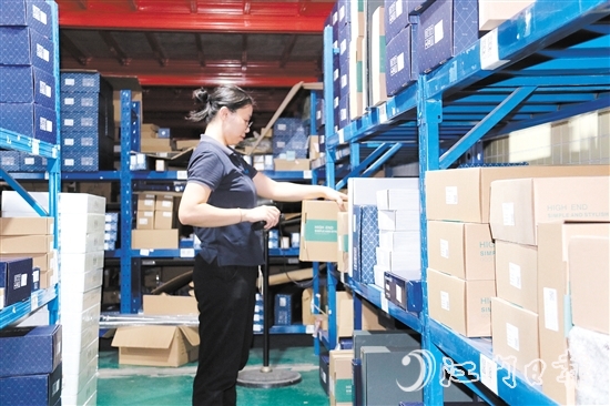 訂單多了，商家忙發(fā)貨。