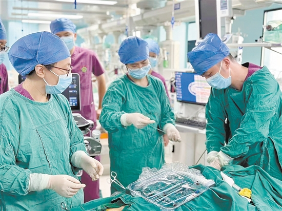 ICU團(tuán)隊為患者上ECMO（人工膜肺）。