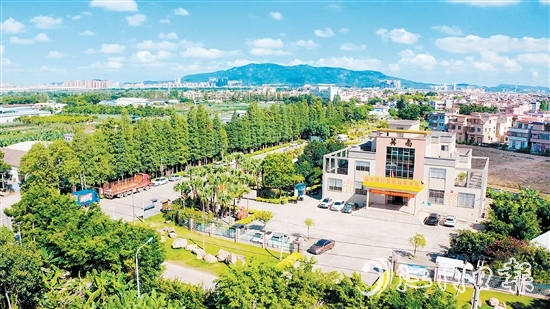 近年來(lái)，英南村以黨建引領(lǐng)綠美鄉(xiāng)村建設(shè)，大大提升了宜居宜業(yè)水平。圖為英南村黨群服務(wù)中心。