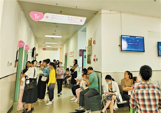 我市不少醫(yī)院的兒科門診接診量有明顯增長趨勢。