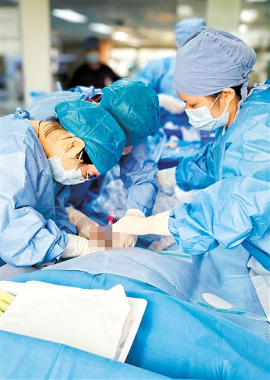 ECMO團(tuán)隊(duì)為患者進(jìn)行緊急置管。