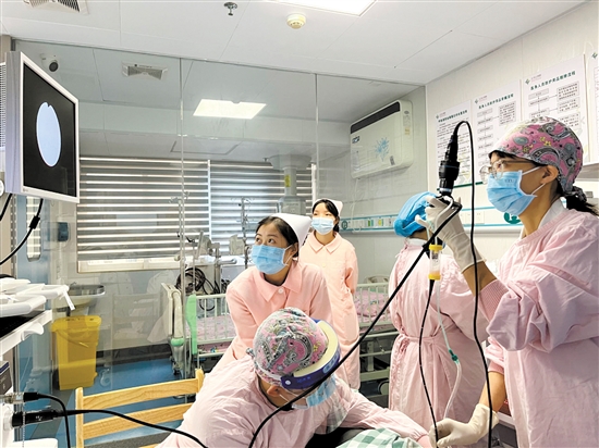 醫(yī)生為肺炎支原體感染患兒做支氣管鏡檢查。