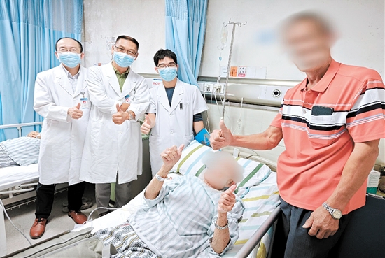 患者及家屬為醫(yī)護人員點贊。