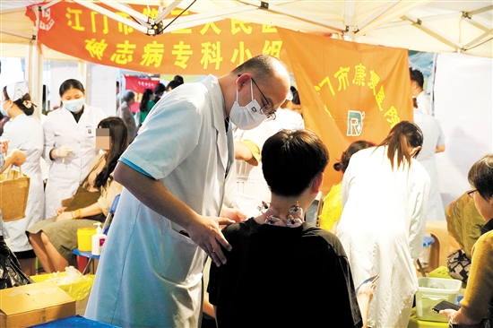 市民在夜市體驗(yàn)中醫(yī)傳統(tǒng)療法。