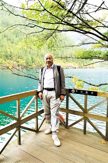 今年10月，袁老師在四川九寨溝游玩。