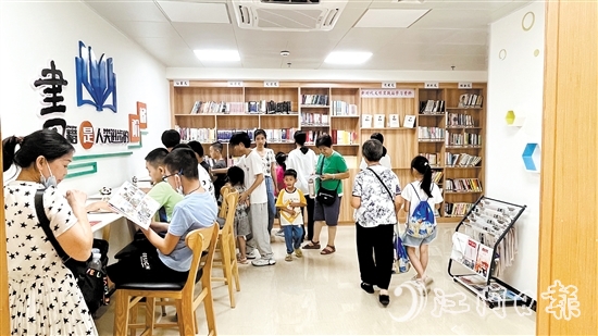 江南街道江翠社區(qū)黨群服務(wù)中心圖書(shū)角，一到周末讀者便絡(luò)繹不絕。