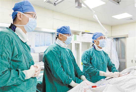 心血管內科團隊為患者實施高難度的ECMO輔助TAVR手術。