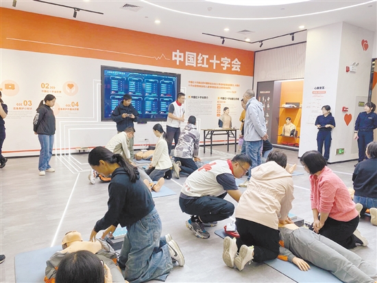 移交AED后，江海區(qū)紅十字會還開展培訓(xùn)，提升相關(guān)人員的應(yīng)急救護(hù)能力。
