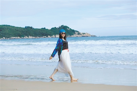 馮碧珍在汕頭南澳島旅游。