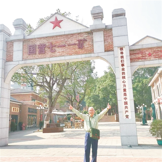 周忠東熱衷紅色旅游。