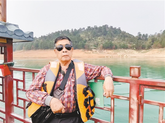 何華晃在外旅游，投身大自然的懷抱。