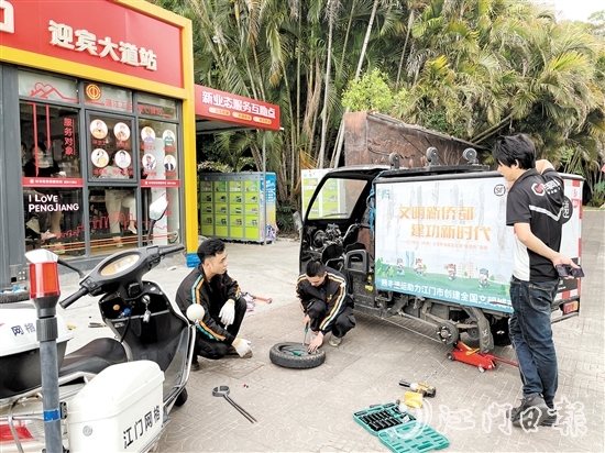 騎手小哥在新業(yè)態(tài)服務(wù)互助點(diǎn)就能完成電動(dòng)車檢修。